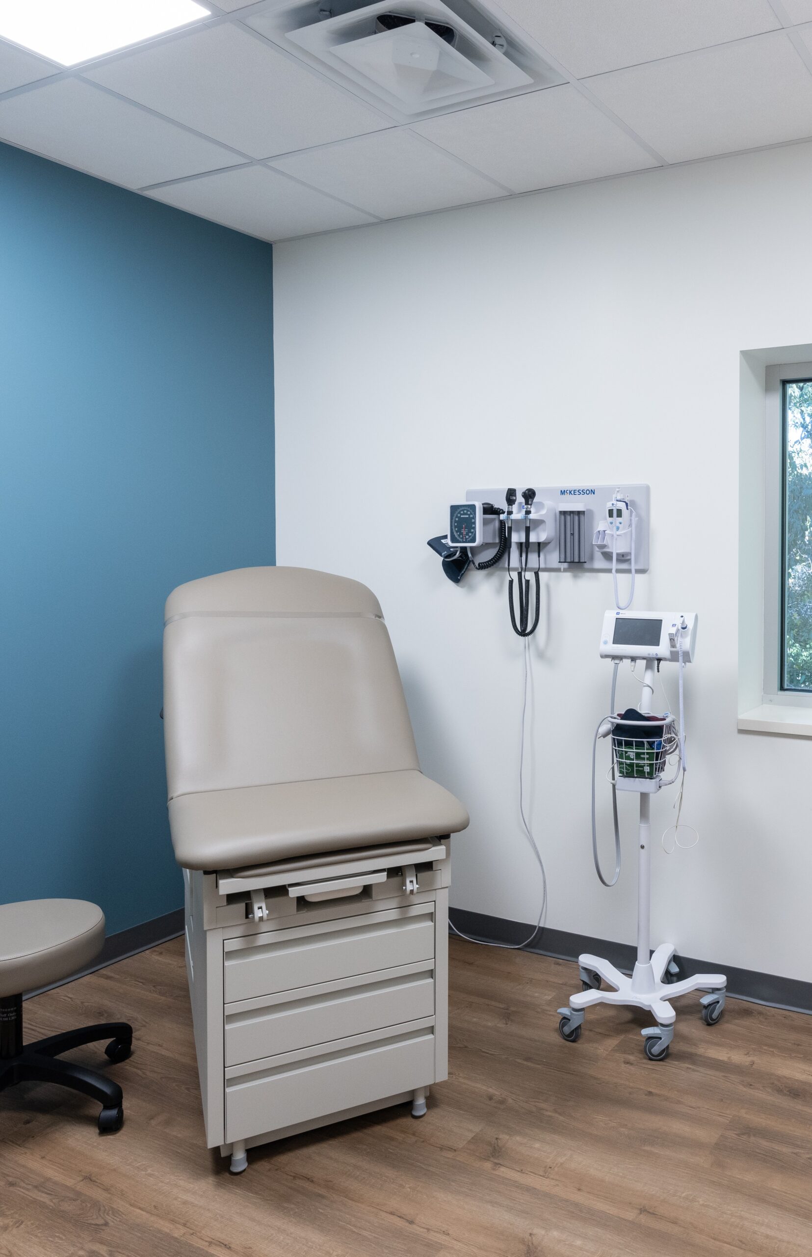 075.HCC_2023_Building-vertical Concordia doctor, dentist concordia , primary care Independence, pediatrician concordia nurse practitioner concordia